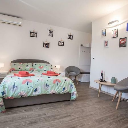 Caprice Studio Apartment Porec Exterior photo