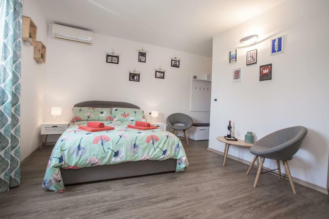 Caprice Studio Apartment Porec Exterior photo